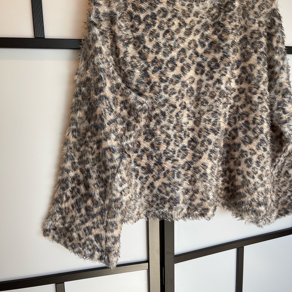 Zara Trafaluc Animal Print fuzzy sweater.
Womens Large - Picture 4 of 13